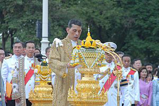 تايلاند في انتظار ملك شبه مجنون يرتدي الصدرية ويعين كلبه قائدا  صورة رقم 4