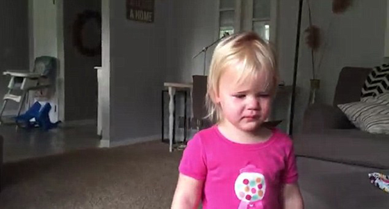 فيديو طريف.. طفلة لا تتوقف عن البكاء بسبب حبها لشقيقتها الرضيعة صورة رقم 1