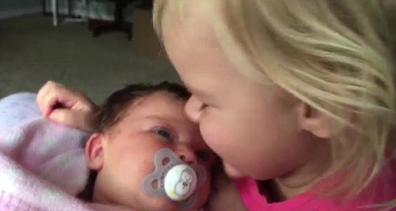 فيديو طريف.. طفلة لا تتوقف عن البكاء بسبب حبها لشقيقتها الرضيعة صورة رقم 3