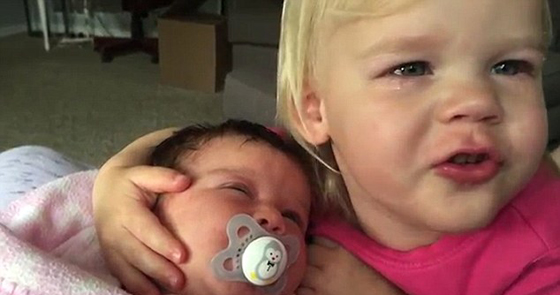 فيديو طريف.. طفلة لا تتوقف عن البكاء بسبب حبها لشقيقتها الرضيعة صورة رقم 5