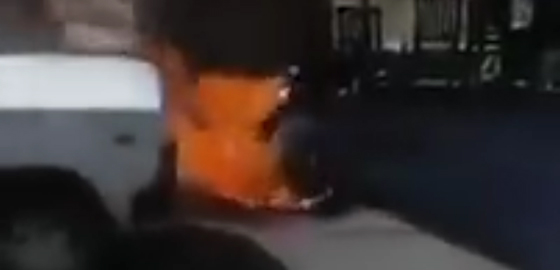 فيديو مؤلم وصور صادمة: مصري يحرق نفسه في الشارع بسبب الغلاء صورة رقم 1