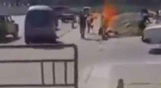 فيديو مؤلم وصور صادمة: مصري يحرق نفسه في الشارع بسبب الغلاء صورة رقم 2