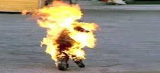 فيديو مؤلم وصور صادمة: مصري يحرق نفسه في الشارع بسبب الغلاء صورة رقم 3