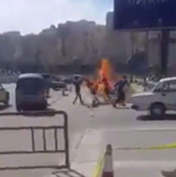 فيديو مؤلم وصور صادمة: مصري يحرق نفسه في الشارع بسبب الغلاء صورة رقم 4