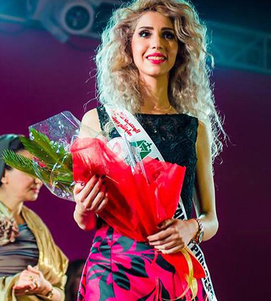 حسناء عراقية تظهر بفستان اثناء عرض البكيني في مسابقة للجمال صورة رقم 7