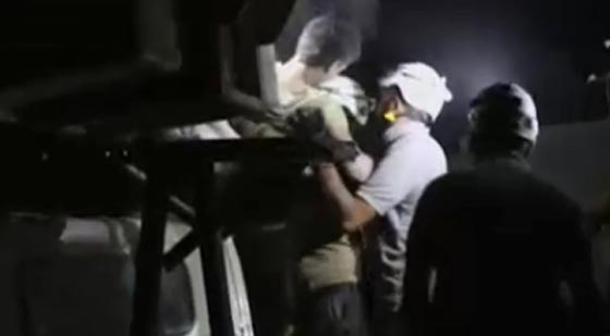 مشهد درامي لعملية انقاذ طفل سوري عالق على حافة الموت.. فيديو صورة رقم 2