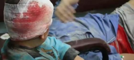 مشهد درامي لعملية انقاذ طفل سوري عالق على حافة الموت.. فيديو صورة رقم 3