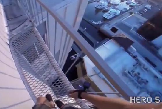 فيديو وصور اثارت الذعر: متهوّر القى بنفسه من أعلى مبنى  صورة رقم 2