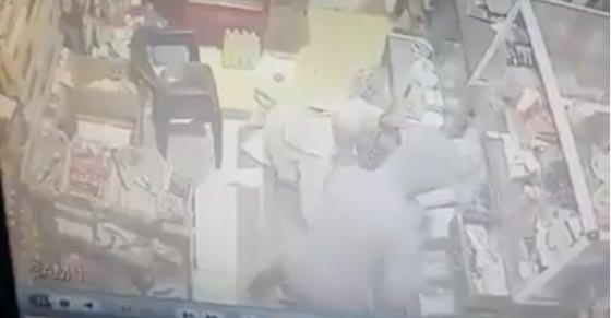 فيديو: اعتداء لص مغربي على حاحب محل مسن  بالسيف لسرقته! صورة رقم 2