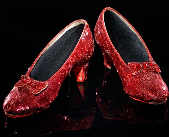 300 ألف دولار  قيمة ترميم الحذاء الاحمر من فيلم (ساحر اوز) صورة رقم 4