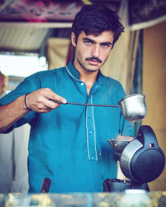 هكذا تحول بائع شاي باكستاني إلى عارض أزياء بفضل صورة واحدة! صورة رقم 1