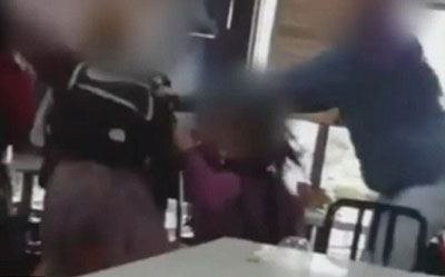 فيديو مضحك: مشاجرة بين فتاتين في مطعم وجبات سريعة صورة رقم 1