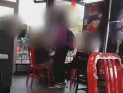 فيديو مضحك: مشاجرة بين فتاتين في مطعم وجبات سريعة صورة رقم 2