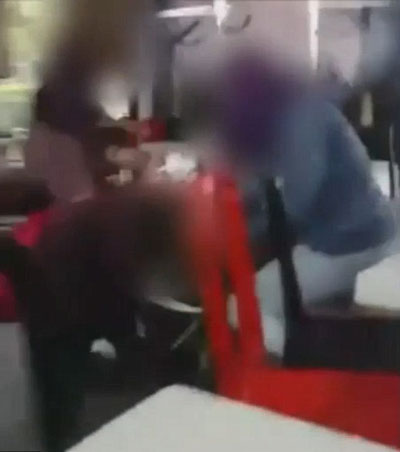 فيديو مضحك: مشاجرة بين فتاتين في مطعم وجبات سريعة صورة رقم 3
