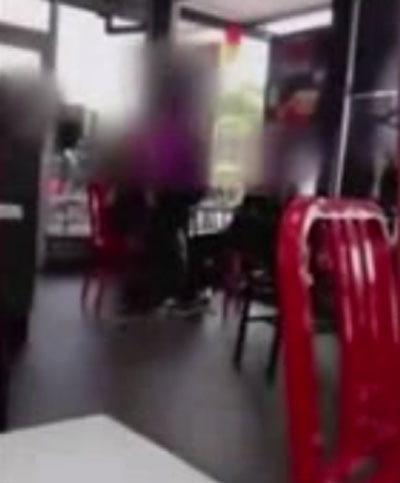 فيديو مضحك: مشاجرة بين فتاتين في مطعم وجبات سريعة صورة رقم 4