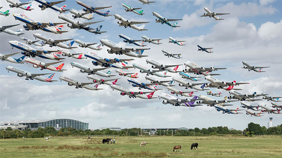 لقطات مذهلة لسرب من الطائرات تغادر مدرجات الاقلاع معا! صورة رقم 16