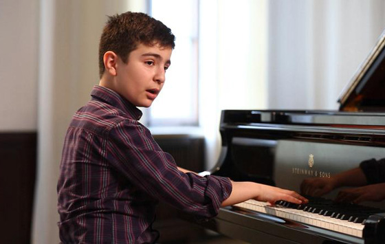 الطفل السوري نائل الطرابلسي معجزة أبهر الالمان بعزفه على البيانو صورة رقم 6
