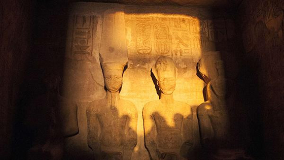  فيديو يرصد لحظة تعامد الشمس على وجه رمسيس الثاني في مصر صورة رقم 1