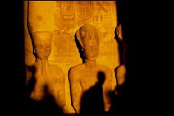  فيديو يرصد لحظة تعامد الشمس على وجه رمسيس الثاني في مصر صورة رقم 2