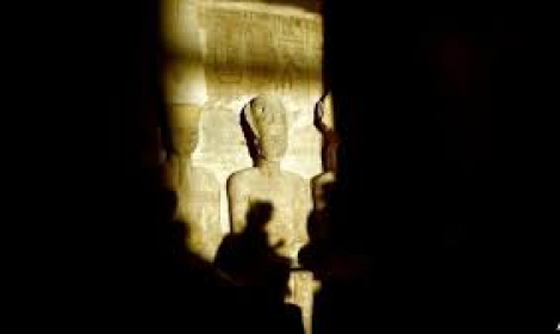  فيديو يرصد لحظة تعامد الشمس على وجه رمسيس الثاني في مصر صورة رقم 3