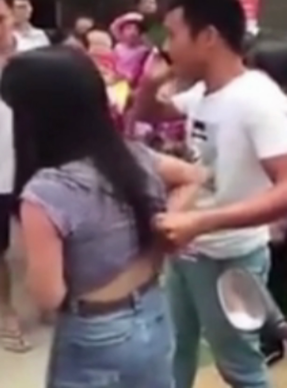  فيديو صادم: ماذا فعل رجل صيني فوجئ برؤية زوجته وعشيقها في الشارع؟ صورة رقم 1