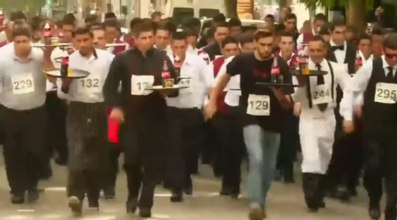 فيديو طريف: مسابقة أسرع نادل ونادلة ي الأرجنتين صورة رقم 2