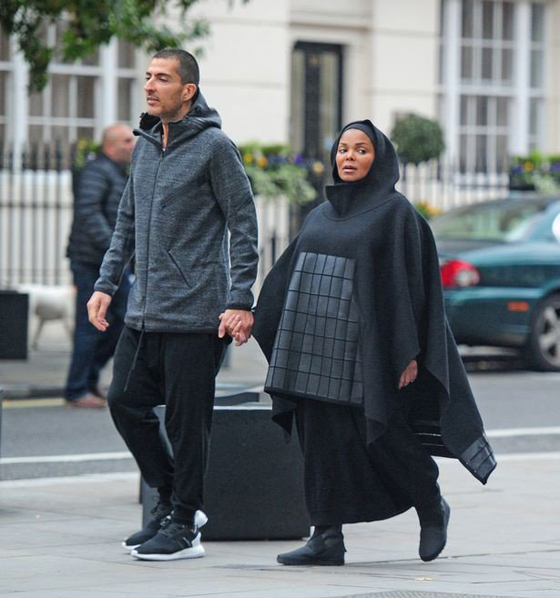 صور جانيت جاكسون تتجول في لندن بالحجاب والزي الإسلامي صورة رقم 2