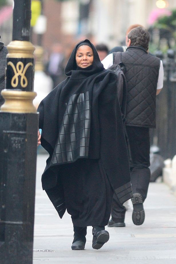صور جانيت جاكسون تتجول في لندن بالحجاب والزي الإسلامي صورة رقم 3