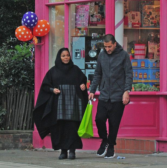 صور جانيت جاكسون تتجول في لندن بالحجاب والزي الإسلامي صورة رقم 4
