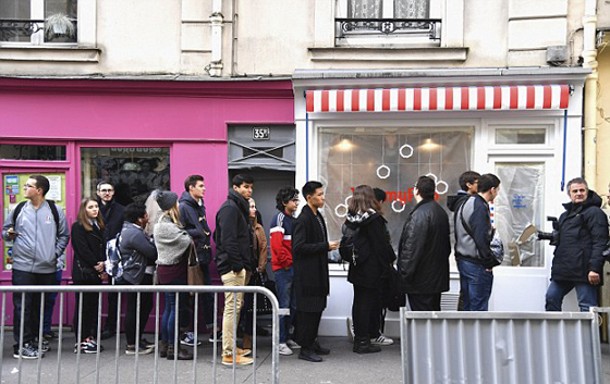 سكارليت جوهانسون منشغلة مع زوجها بافتتاح متجر للفشار بباريس صورة رقم 13