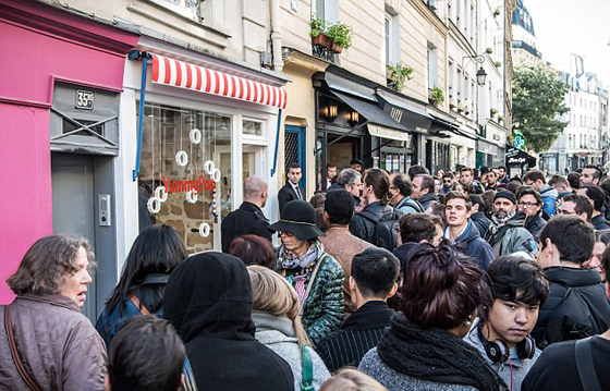 سكارليت جوهانسون منشغلة مع زوجها بافتتاح متجر للفشار بباريس صورة رقم 5