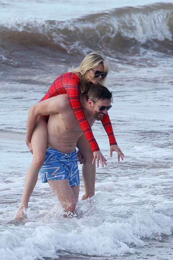 صور النجمة جايمي كينج تقضي اوقاتا ممتعة مع زوجها على شاطئ هاواي صورة رقم 1