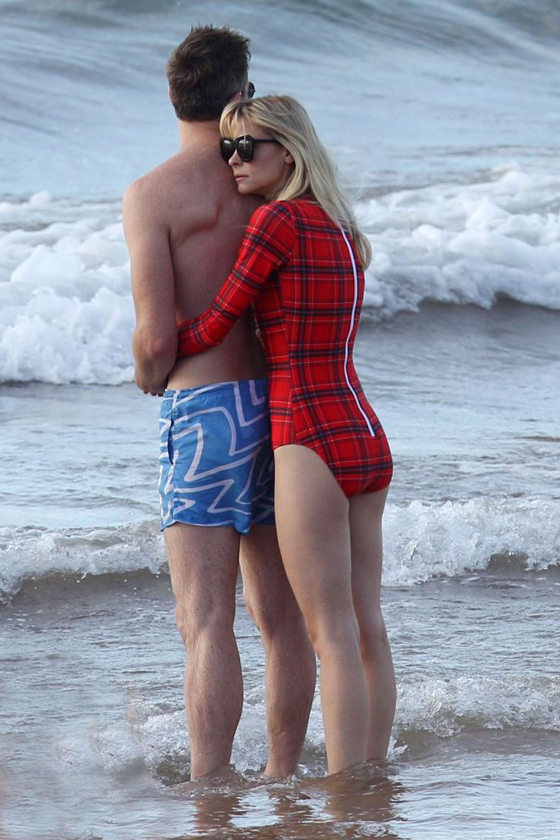 صور النجمة جايمي كينج تقضي اوقاتا ممتعة مع زوجها على شاطئ هاواي صورة رقم 7