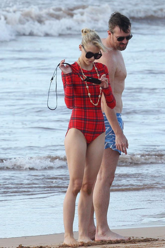 صور النجمة جايمي كينج تقضي اوقاتا ممتعة مع زوجها على شاطئ هاواي صورة رقم 9