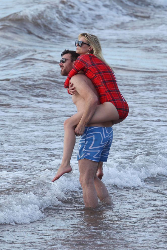 صور النجمة جايمي كينج تقضي اوقاتا ممتعة مع زوجها على شاطئ هاواي صورة رقم 10