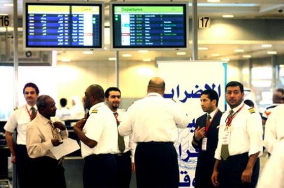 رقصة الدحة داخل مطار الكويت تثير الاستياء في غياب كامل للأمن صورة رقم 1