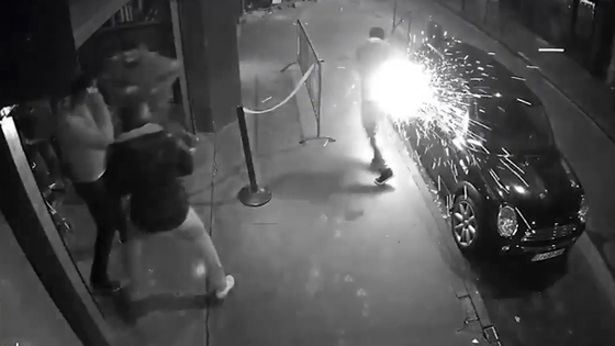 فيديو مرعب.. انفجار سيجارة الكترونية في جيب رجل تسبب له حروق خطيرة صورة رقم 2