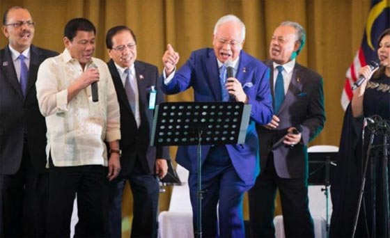 بالفيديو.. الرئيس الفلبيني ورئيس وزراء ماليزيا يرقصان ويغنيان صورة رقم 1