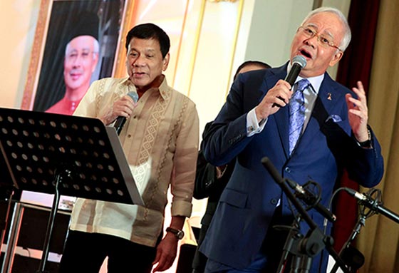 بالفيديو.. الرئيس الفلبيني ورئيس وزراء ماليزيا يرقصان ويغنيان صورة رقم 3