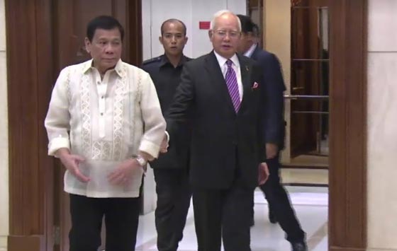 بالفيديو.. الرئيس الفلبيني ورئيس وزراء ماليزيا يرقصان ويغنيان صورة رقم 4