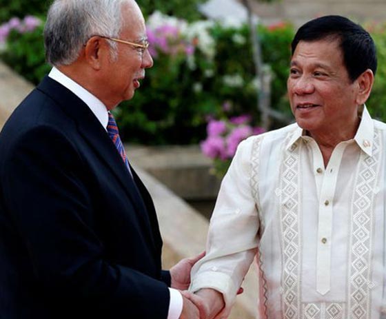 بالفيديو.. الرئيس الفلبيني ورئيس وزراء ماليزيا يرقصان ويغنيان صورة رقم 2