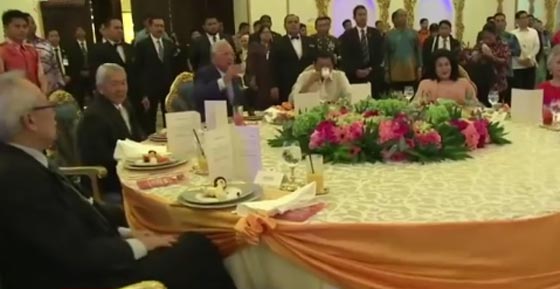بالفيديو.. الرئيس الفلبيني ورئيس وزراء ماليزيا يرقصان ويغنيان صورة رقم 7