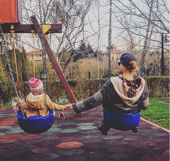 النجمة التركية مريم اوزيرلي تستمتع بأوقات سعيدة مع طفلتها.. صور صورة رقم 4