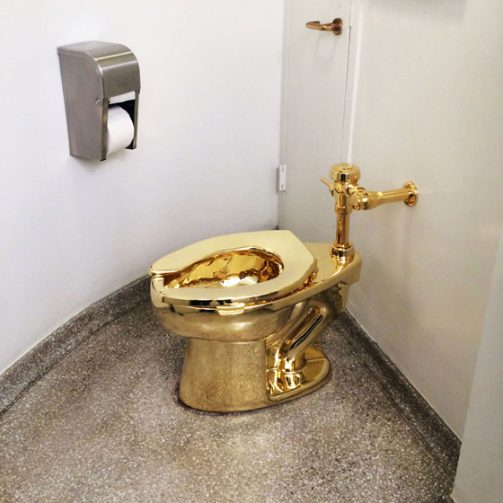  جنون المرحاض الذهبي: مغطى بالذهب وثمنه 2.5 مليون دولار! صورة رقم 1