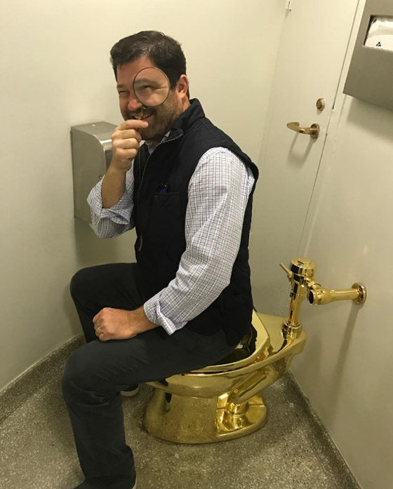  جنون المرحاض الذهبي: مغطى بالذهب وثمنه 2.5 مليون دولار! صورة رقم 3
