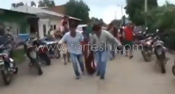 فيديو: اهالي غاضبون يقتحمون السجن ويعدمون رجلا اغتصب وقتل طفلة صورة رقم 4