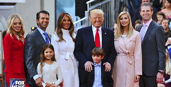 فيديو قصر ترامب الفاخر وصور طفولته وعائلته صورة رقم 4