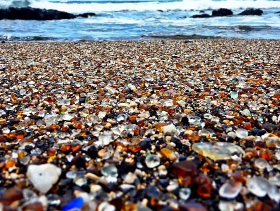  صور اغرب شواطئ العالم : شاطئ البطريق، الزجاجي والمياه السوداء صورة رقم 5