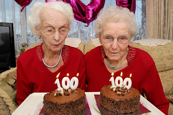 توأم بريطاني مئوي.. 100 عام تفرق بينهما وهذا سر العمر المديد صورة رقم 8