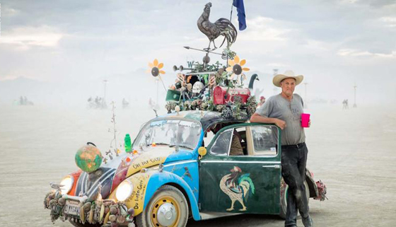 صور سيارات غريبة بشكل حيوانات وكائنات بحرية في مهرجان (الرجل المحترق) صورة رقم 7